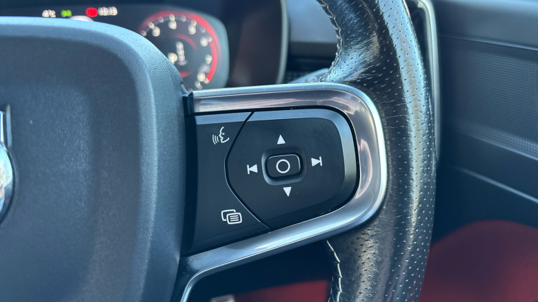 Volvo Xc40 2.0 T4 R DESIGN Pro 5dr AWD Geartronic Petrol Estate